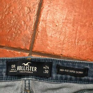 Ripped-knee lightwash hollister skinny jean